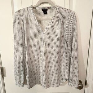 Ann Taylor Factory Petite (M) Polka Dot V-Neck Blouse | Workwear Minimalist Top